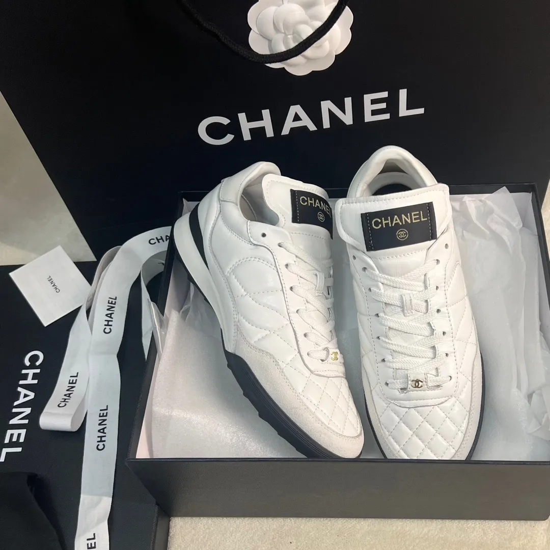 👟👟Ex-factory price 520👟👟 CHANEL 23s new spring and summer sneakers are now available❤️ Original purchased for development and production. Xiaoxiang’s casual sneakers this season have hit the Xiaohongshu INS. Various social platforms exploded like crazy! Classic design. The upper is electro-embroidered with various techniques. The outsole is fashionable and sporty. Extraordinary inclusion of a variety of panda shoe color elements. Lightweight and versatile❗️Not tired when you run wild❗️ Exquisitely packaged at the delivery counter🛍📦 ▪️Inner lining: original imported lambskin + rhombus craft ▪️Sole: original molded T👟👟Factory price U combination outsole ▪️Heel height: 2CM ▪️Size: Women's size 35-40